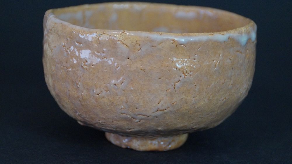 Ulteriore vista della chawan in ceramica di Hagi con colatura di smalto a goccia sul bordo