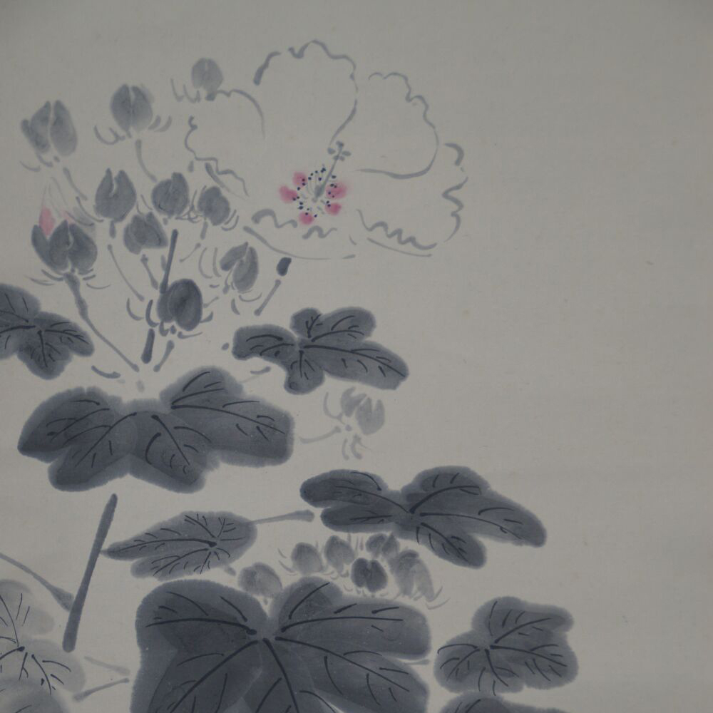 Weitere Ansicht des Gesamtmotivs mit Hibiskusbluete und Blattwerk im Kakemono Hibiskusblueten und Grashuepfer, ohne Rahmung