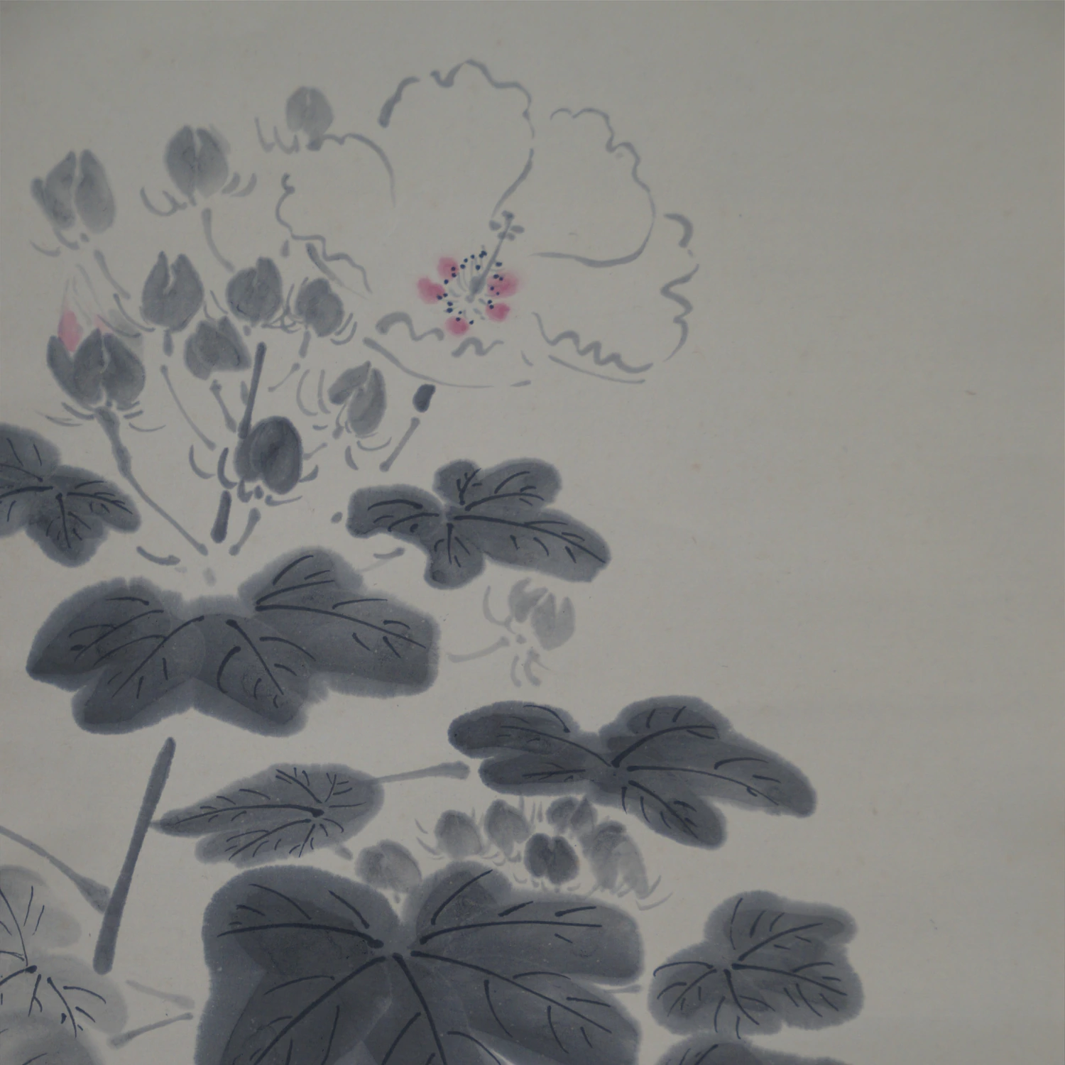 Weitere Ansicht des Gesamtmotivs mit Hibiskusbluete und Blattwerk im Kakemono Hibiskusblueten und Grashuepfer, ohne Rahmung