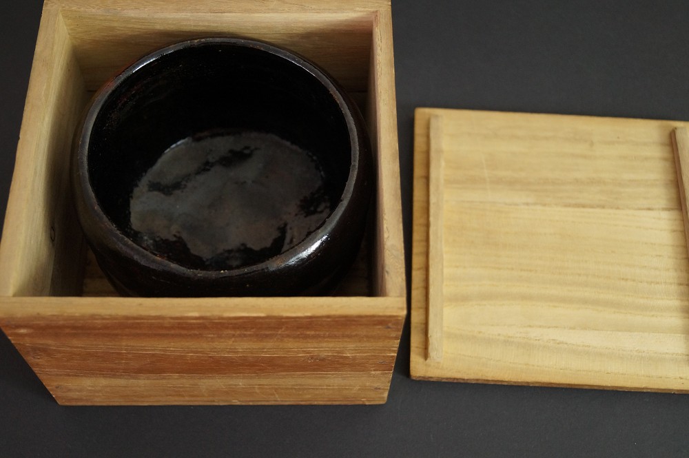 Chawan Kuroraku da Kyoto nella scatola di conservazione