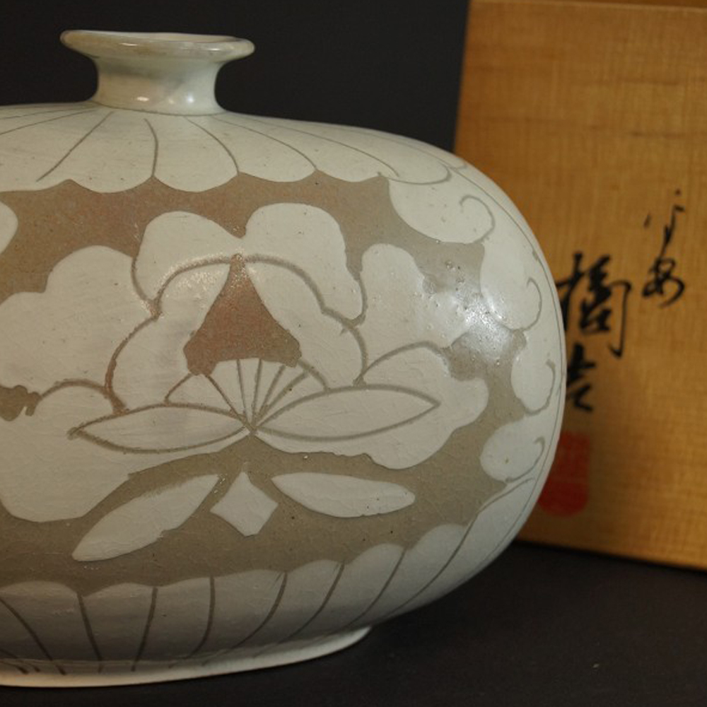 Kyoto Keramik Vase mit eingeritztem Pfingstrosenmotiv neben Aufbewahrungsbox Motiv Nahaufnahme Vorschau