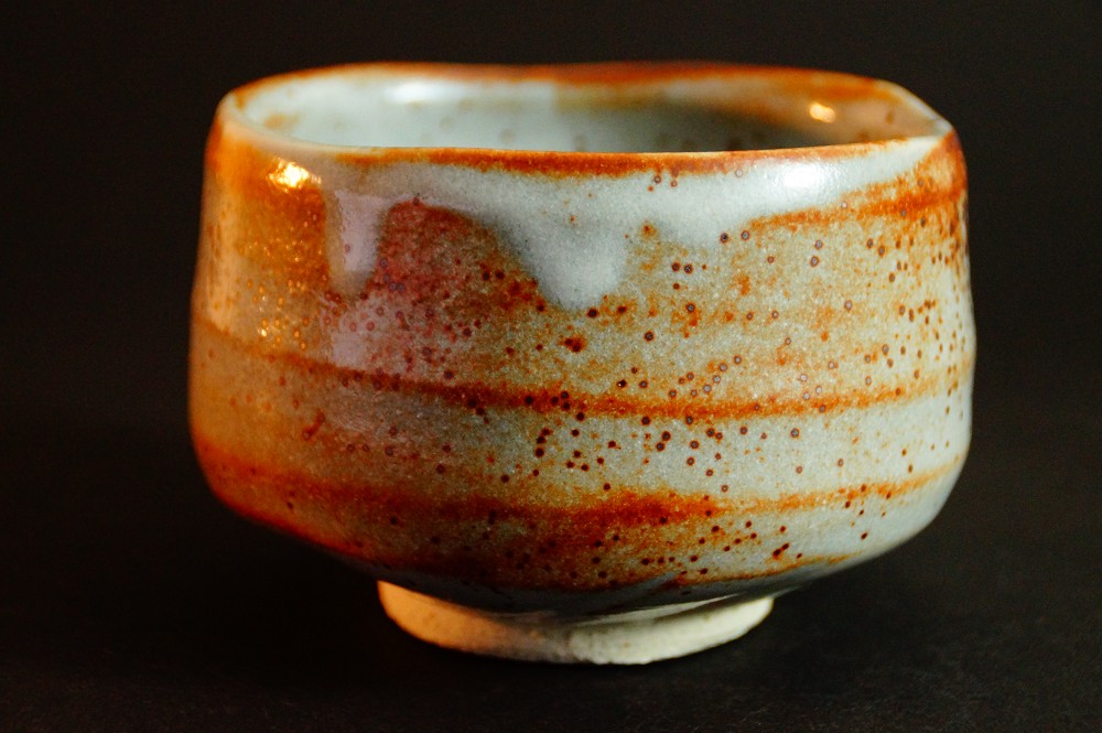Chawan Teeschale aus Shino-Keramik von Seizan Frontalansicht