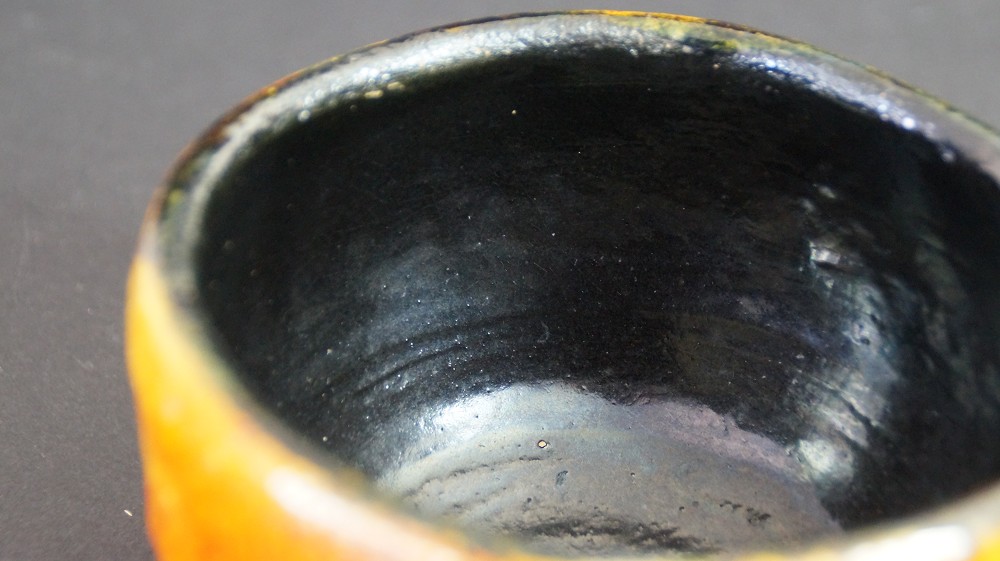 Vue de dessus du chawan avec glaçure intérieure noir profond par Haryoku