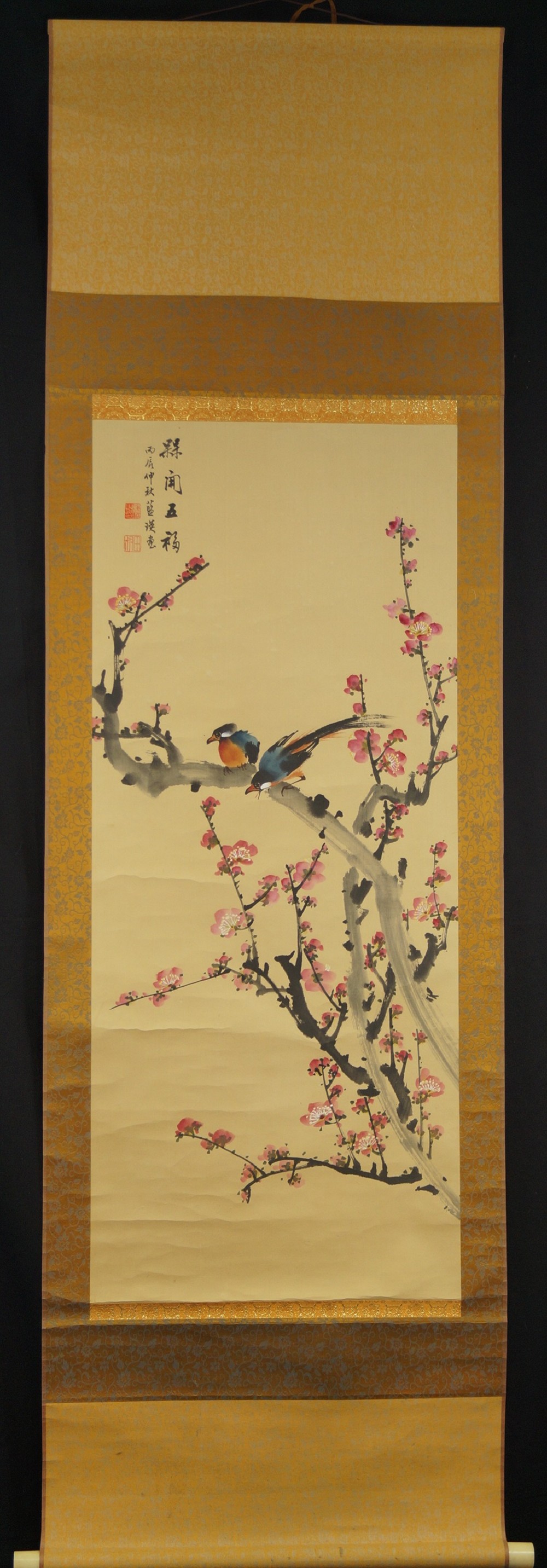 Japanisches Rollbild bluehender Pflaumenzweig mit Voegeln Gesamtansicht