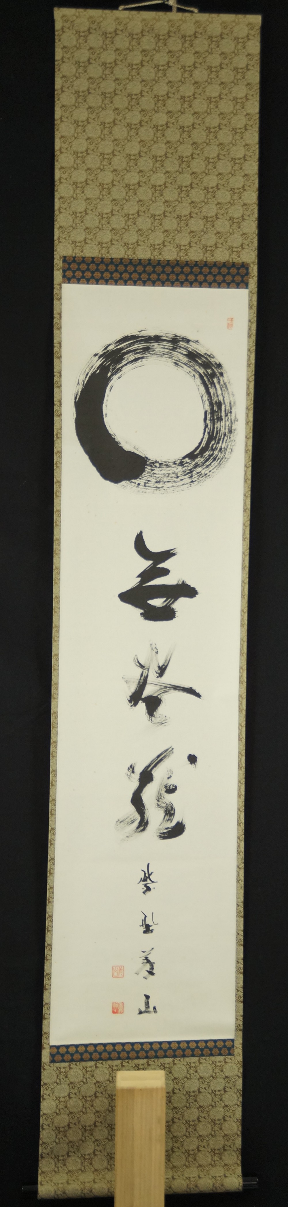 Gesamtansicht des haengenden Kakemono mit Enso und begleitender Kalligrafie
