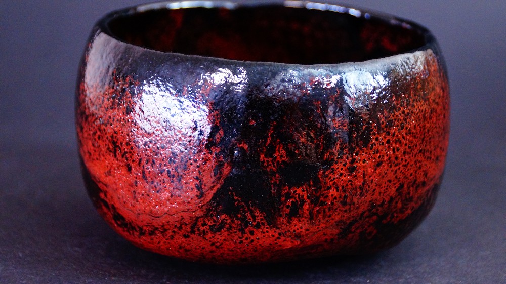 Chawan aus Kuro Raku Keramik von Shoraku Sasaki Seitenansicht 2