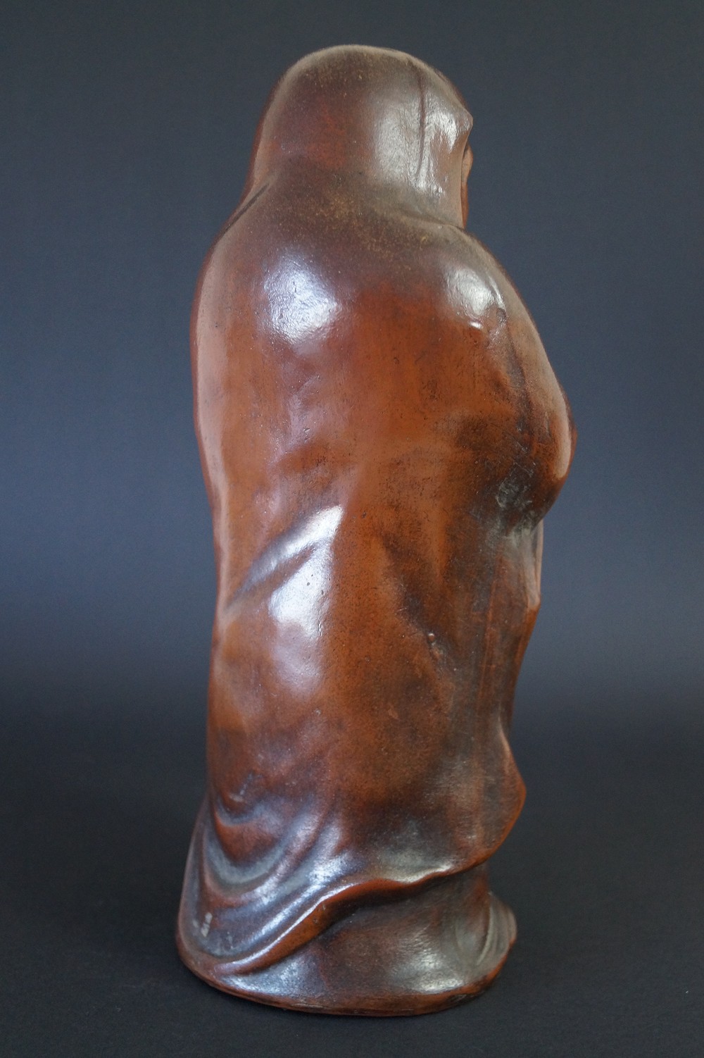 Daruma Figur aus Bizen Keramik Ruckansicht