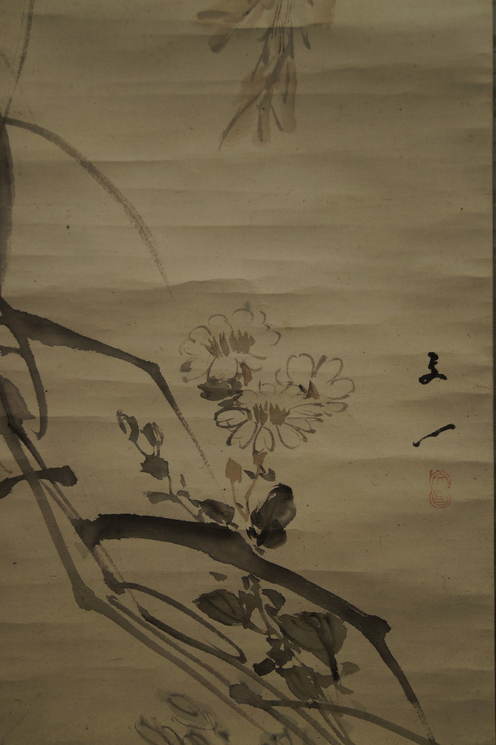 Chrysanthemen mit kleinem Vogel Motiv Nahaufnahme