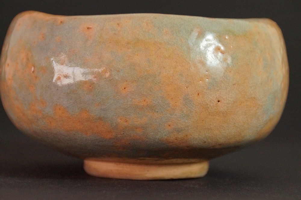 Ulteriore vista laterale del chawan con smalto screziato arancio-verde