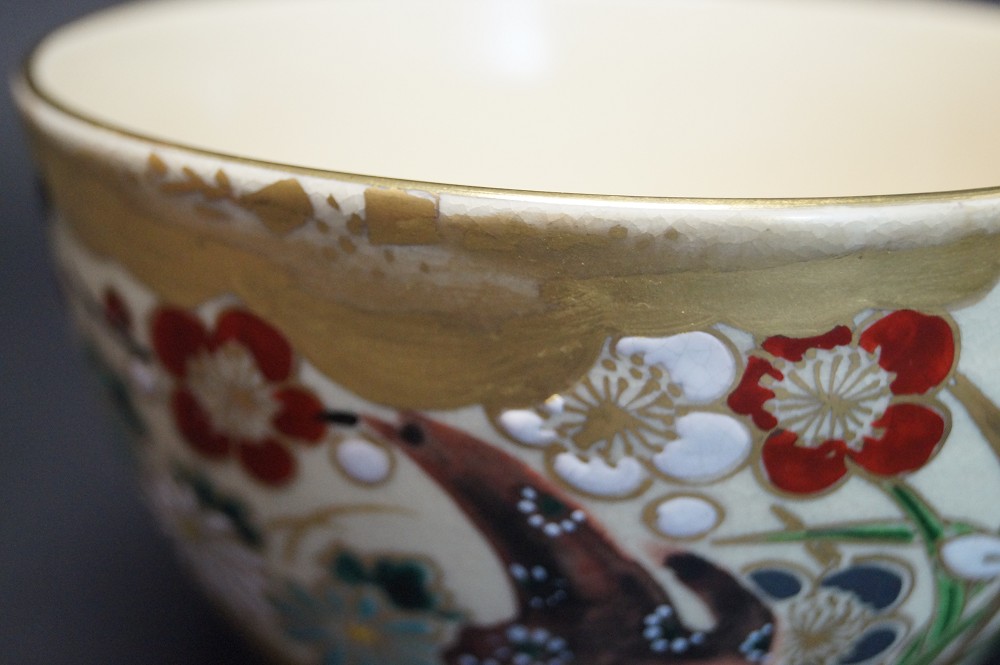 Czarka do herbaty chawan autorstwa Kansai Tsuji złota obwódka zbliżenie szczegółu