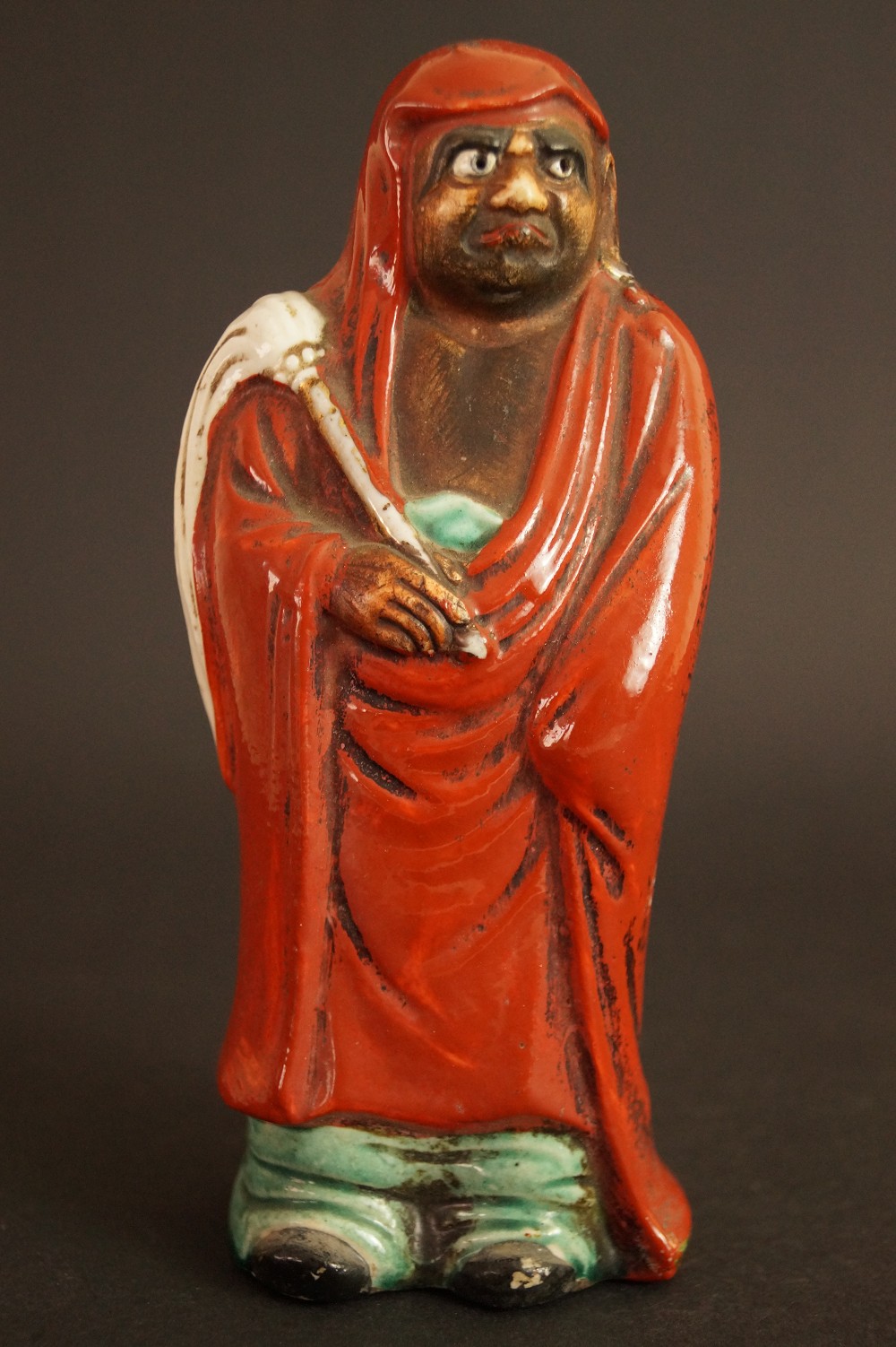 Bodhidharma Daruma Figur aus rotem Kutani-Porzellan Frontalansicht der stehenden Figur Frontalansicht