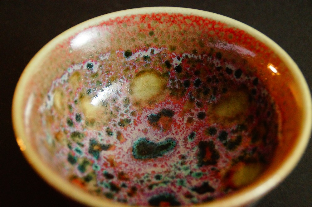 Nahaufnahme der bunt gesprenkelten Glasur im Inneren des Chawan