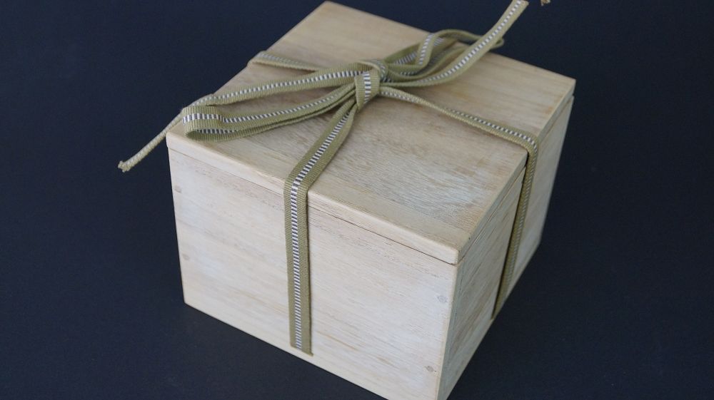 Geschlossene Aufbewahrungsbox mit Baumwollband der Chawan Teeschale aus Raku-Keramik