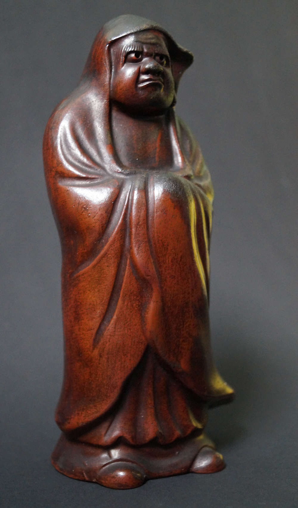 Bodhidharma Daruma Figur aus Bizen-Keramik Seitenansicht 1