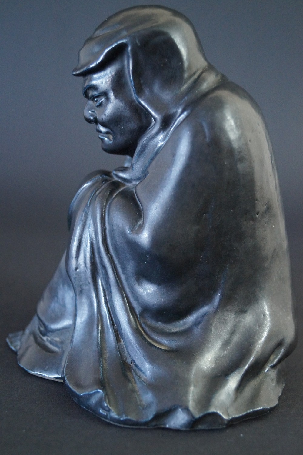 Figura de Bodhidharma Daruma de porcelana negra Vista lateral 1