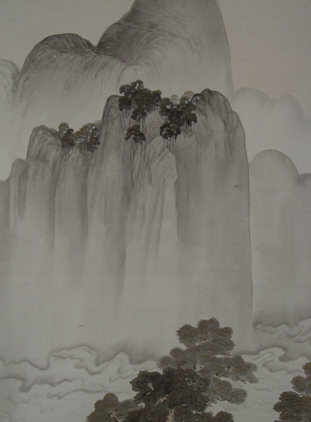 Autre vue détaillée des pins de montagne et de la paroi rocheuse dans le kakemono Paysage avec pavillon
