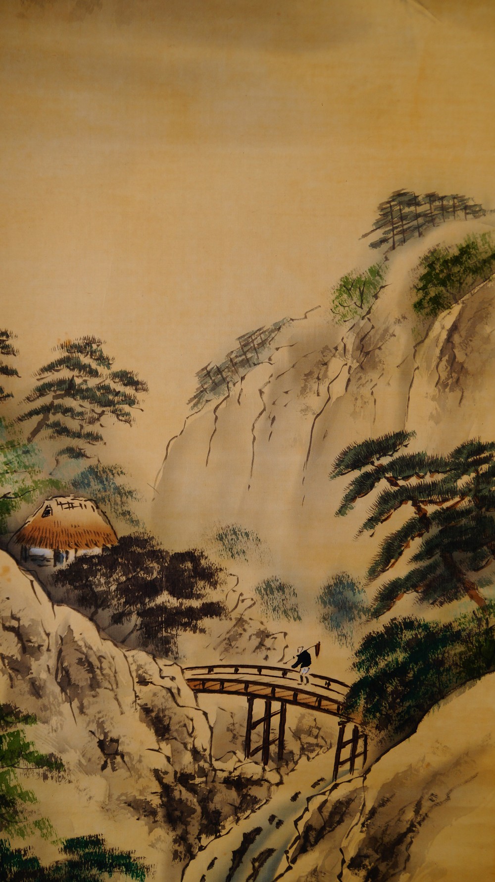 Nahaufnahme der Berglandschaft mit Holzbruecke, Wanderer und strohgedeckter Huette im Kakemono Landschaft mit Fuji von Suido