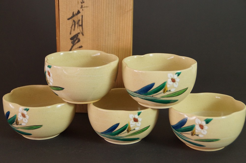 Set aus fuenf Teeschalen aus Kutani-Porzellan Set Frontalansicht mit Aufbewahrungsbox