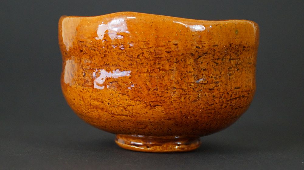Weitere Ansicht der Chawan Teeschale aus Ohi-Keramik mit sichtbarem Standfuss