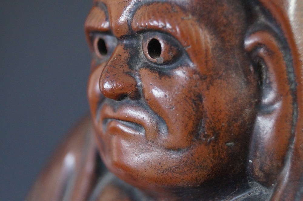 Daruma Figur aus Bizen Keramik Gesicht Nahaufnahme Profil