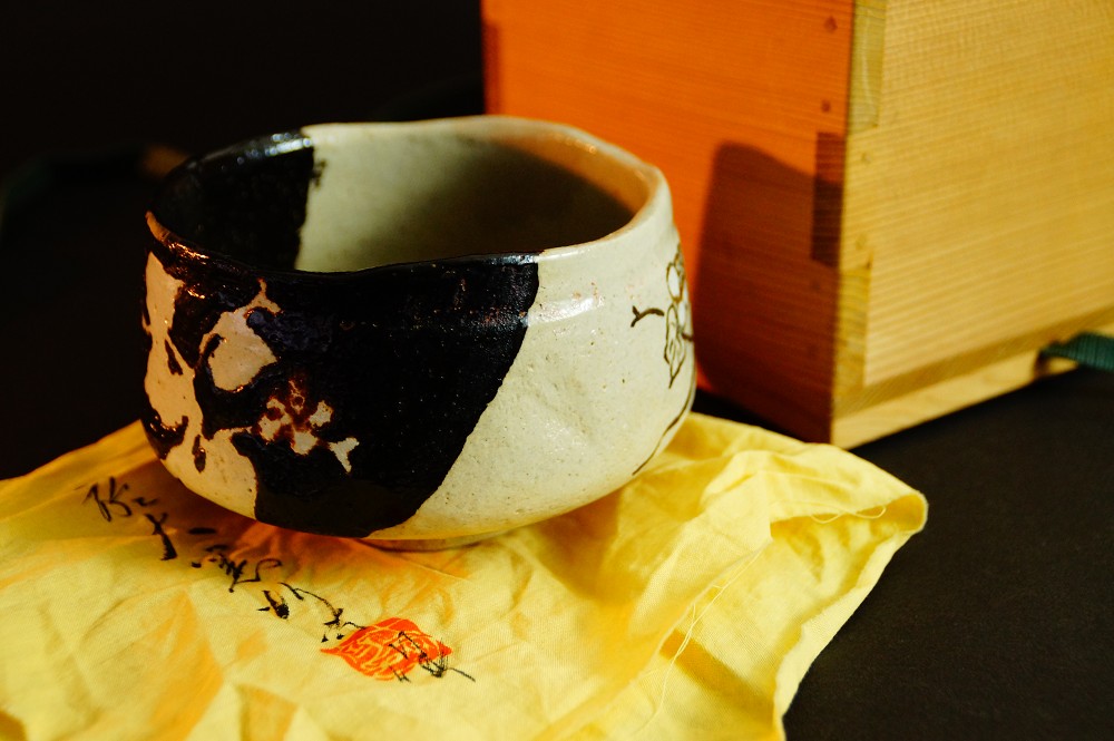 Chawan Teeschale mit Blumenmotiv aus Oribe-Keramik Frontalansicht mit Aufbewahrungsbox