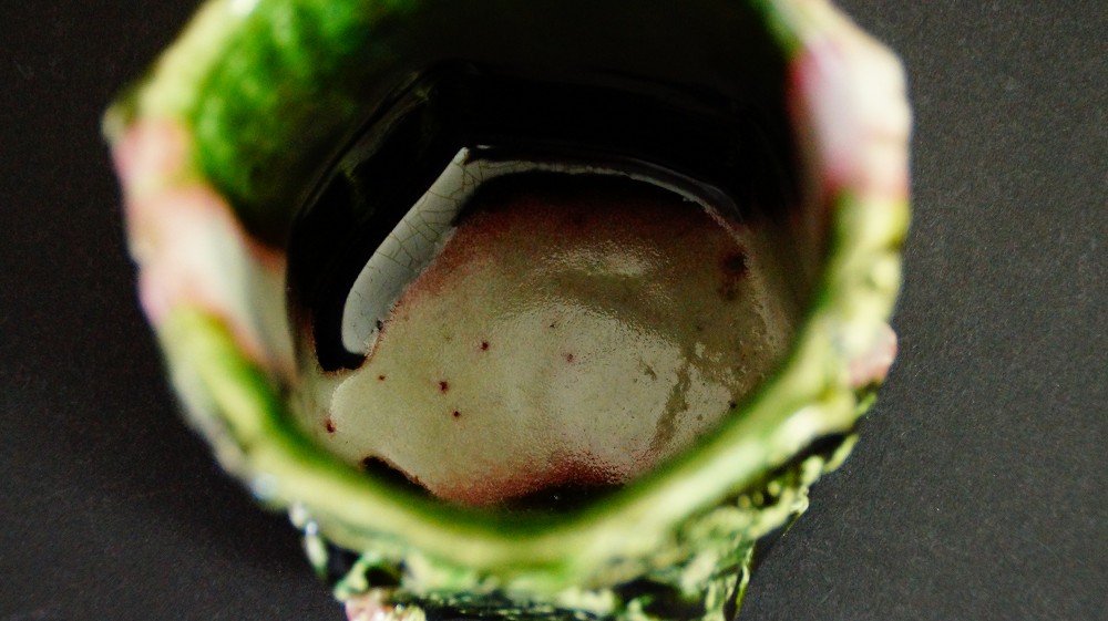 Cuenco de té yunomi de cerámica Oribe por Kawachi Hidetoshi vista interior primer plano