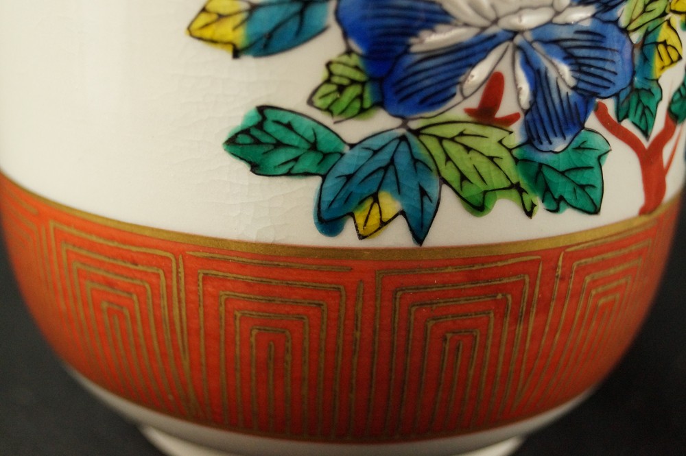 Vaso con peonie primo piano decorazione a meandro