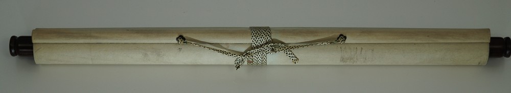 Die drei Weisen Kakemono zusammengerollt