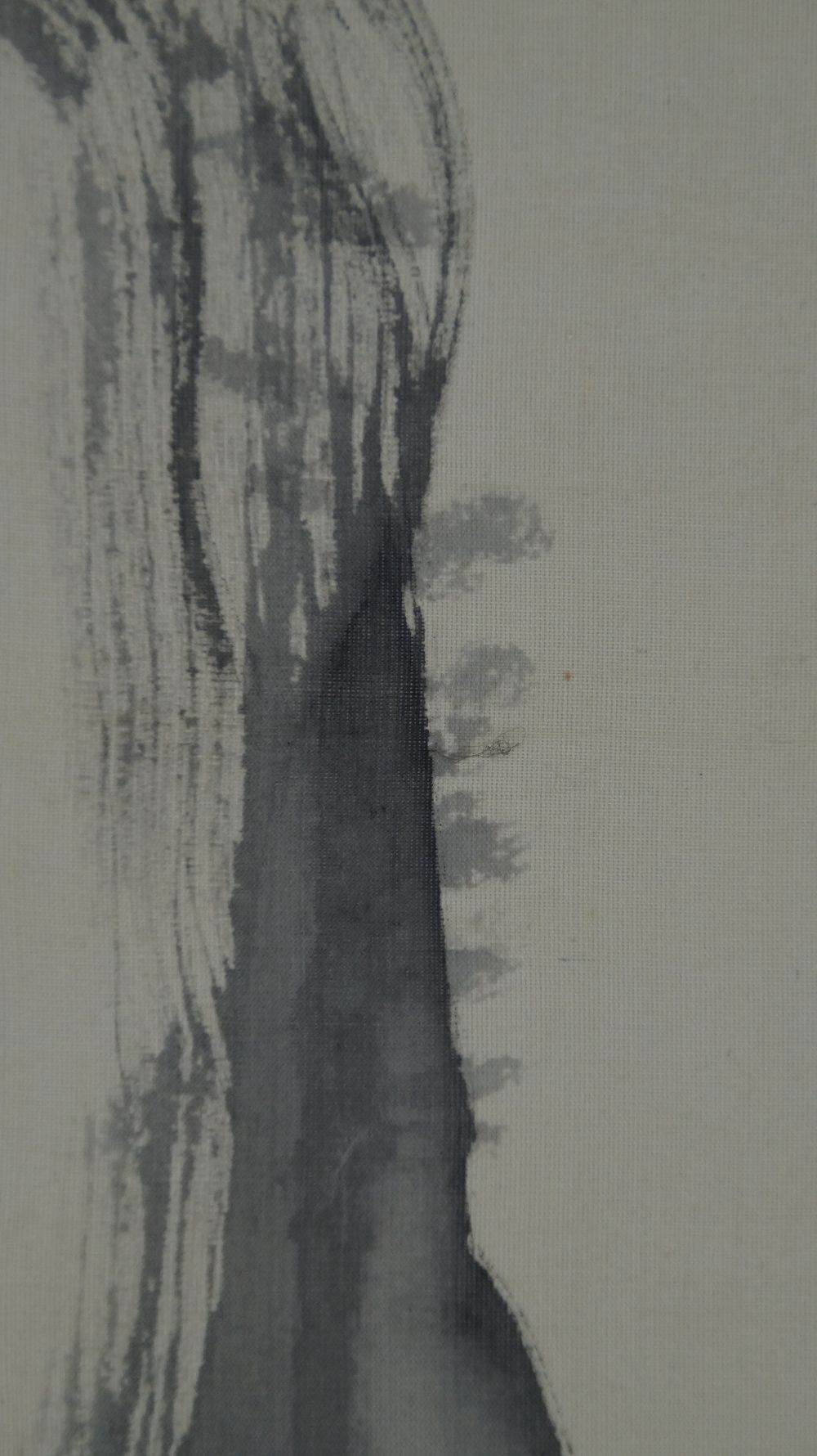Weitere Nahaufnahme des Felsens am Rand des Wasserfalls im Kakemono Ahornblaetter am Wasserfall