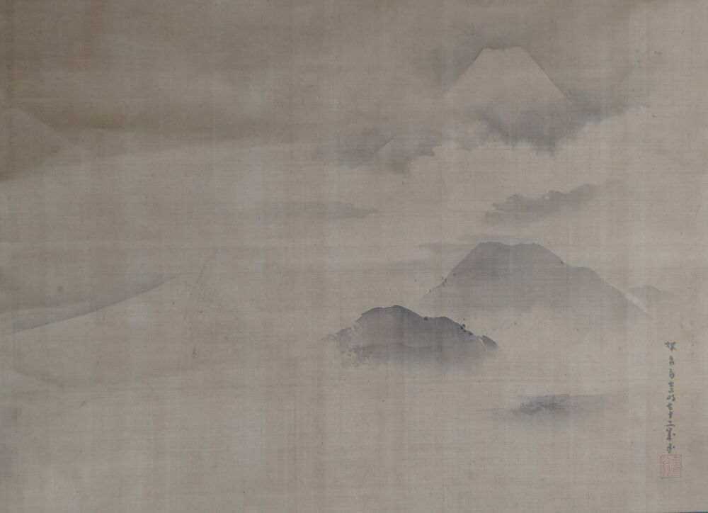 Ulteriore vista del Fuji e delle catene montuose nella nebbia nel kakemono Fuji tra le vette avvolte dalle nuvole, senza montaggio