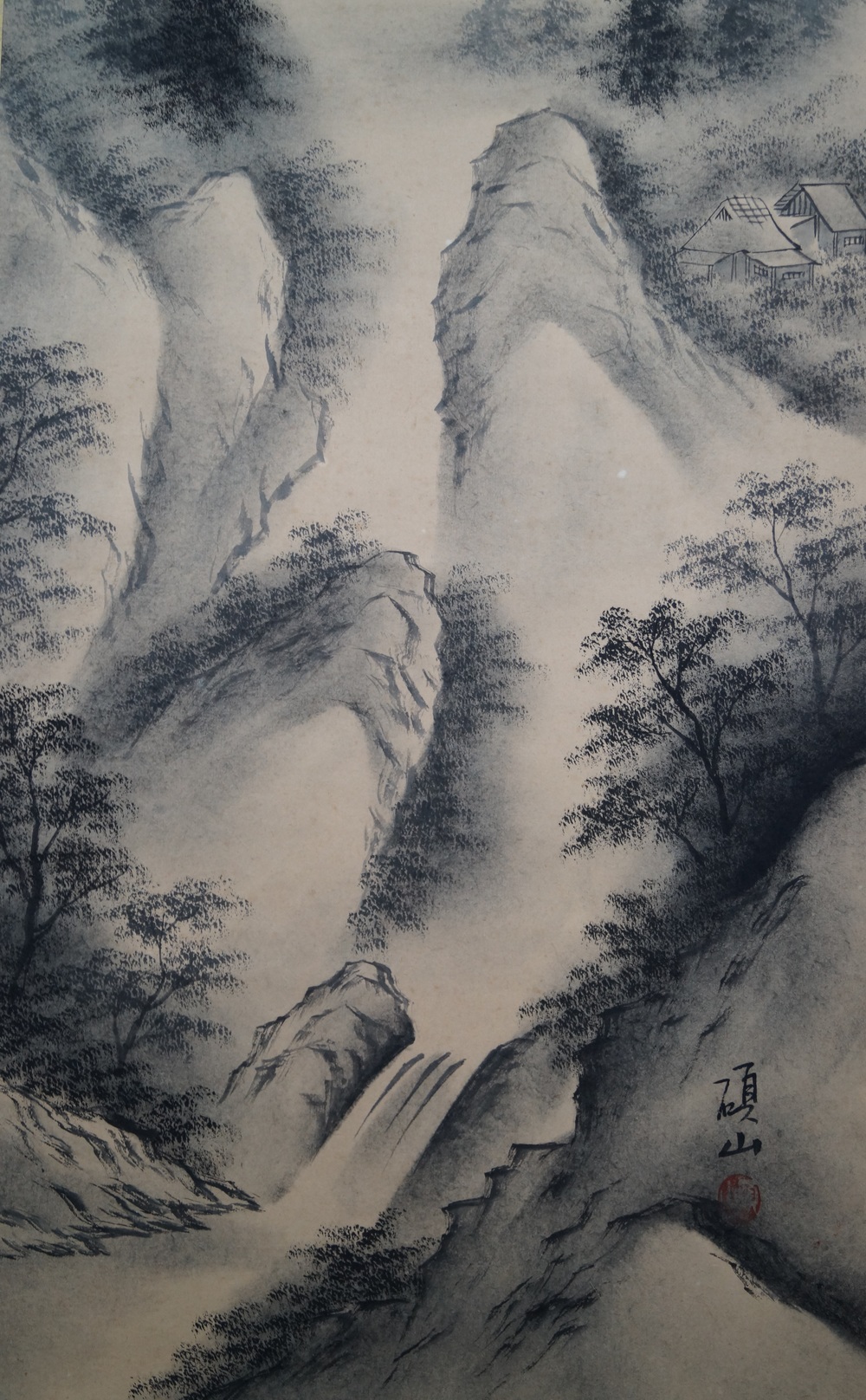 Landschaft mit Berghuetten im Nebel Nahaufnahme der zentralen Felsspitzen mit Wasserfall und Signatur Landschaft Nahaufnahme 2