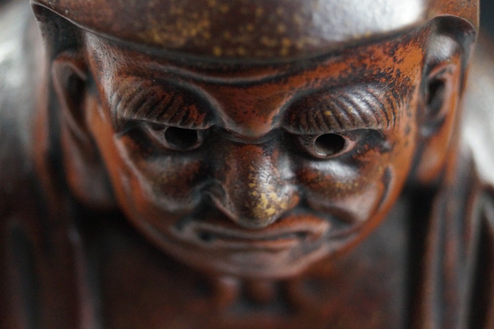 Bodhidharma Daruma weit geoeffnete Augen Bizen Keramik Gesicht Nahaufnahme 6