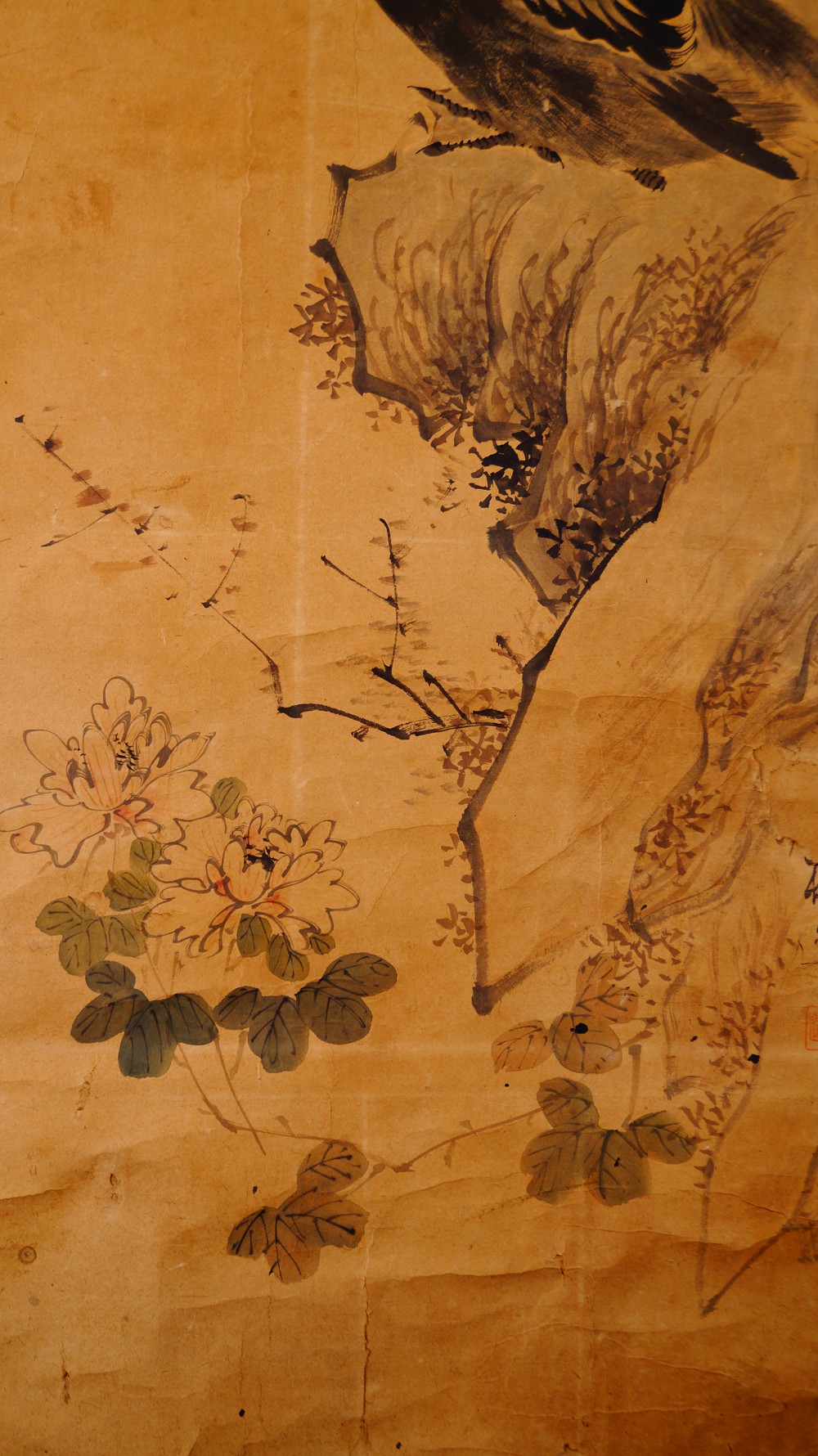 Nahaufnahme der Felsformation mit Chrysanthemenstauden und dem Fuss des Reihers im Kakemono Reiher auf Fels mit Chrysanthemen von Yamamoto Baiitsu