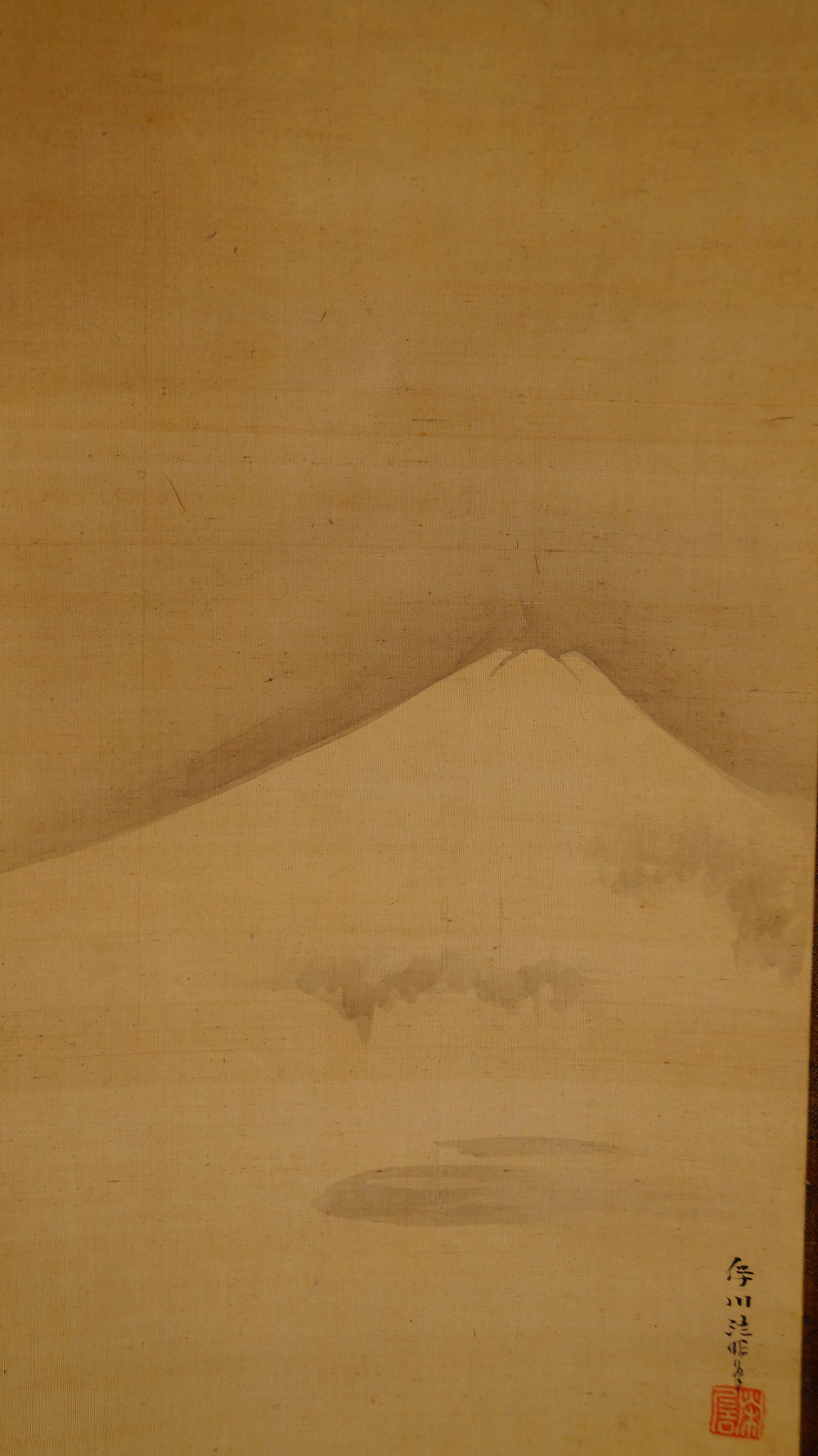 Weitere Nahaufnahme des Fuji mit See und Kuenstlersignatur auf dem Kakemono