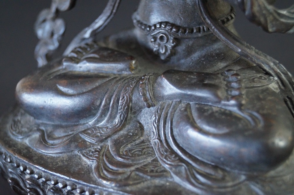 Nepalesische Buddhafigur aus Bronze Motiv Nahaufnahme 4