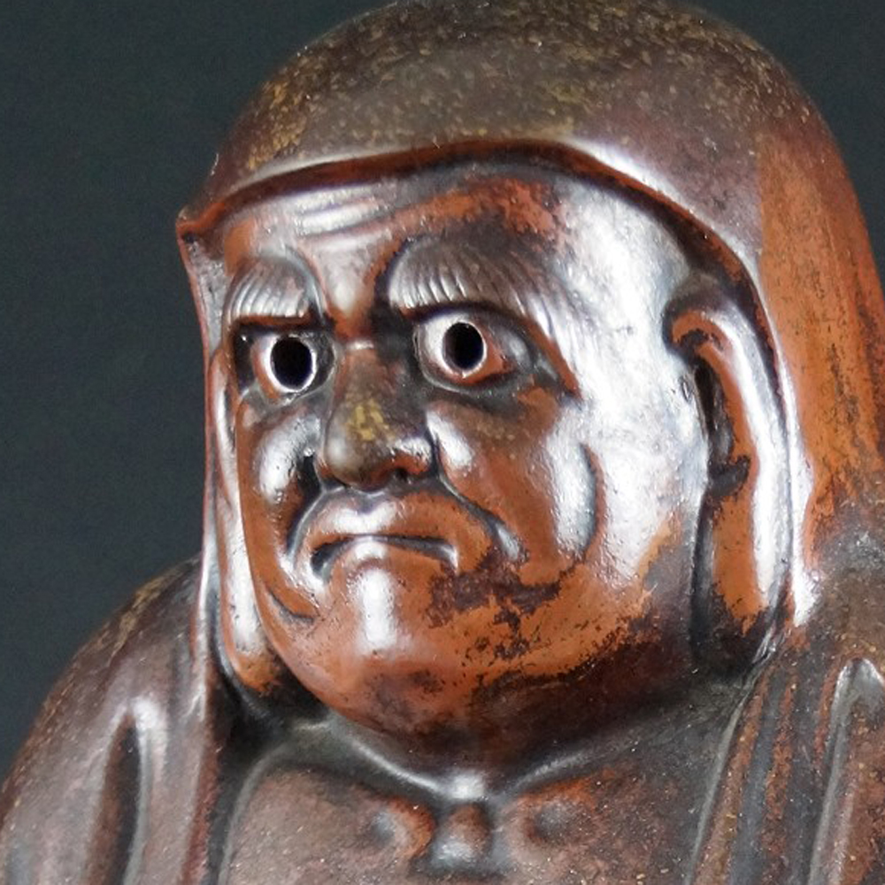 Bodhidharma Daruma weit geoeffnete Augen Bizen Keramik Motiv Nahaufnahme Vorschau