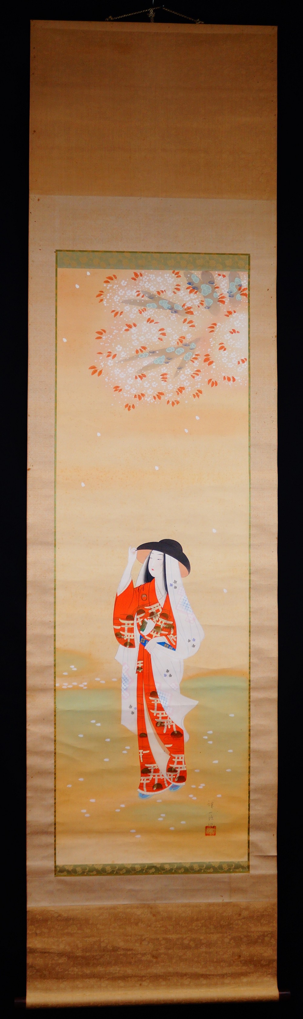 Bajo la lluvia de flores de cerezo kakemono de Sokan vista general del rollo colgante