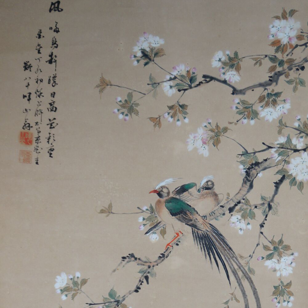 Gesamtmotiv des Kakemono Fruehlingsduett auf bluehendem Ast mit den Voegeln, dem Gedicht und der Kuenstlersignatur, ohne Rahmung