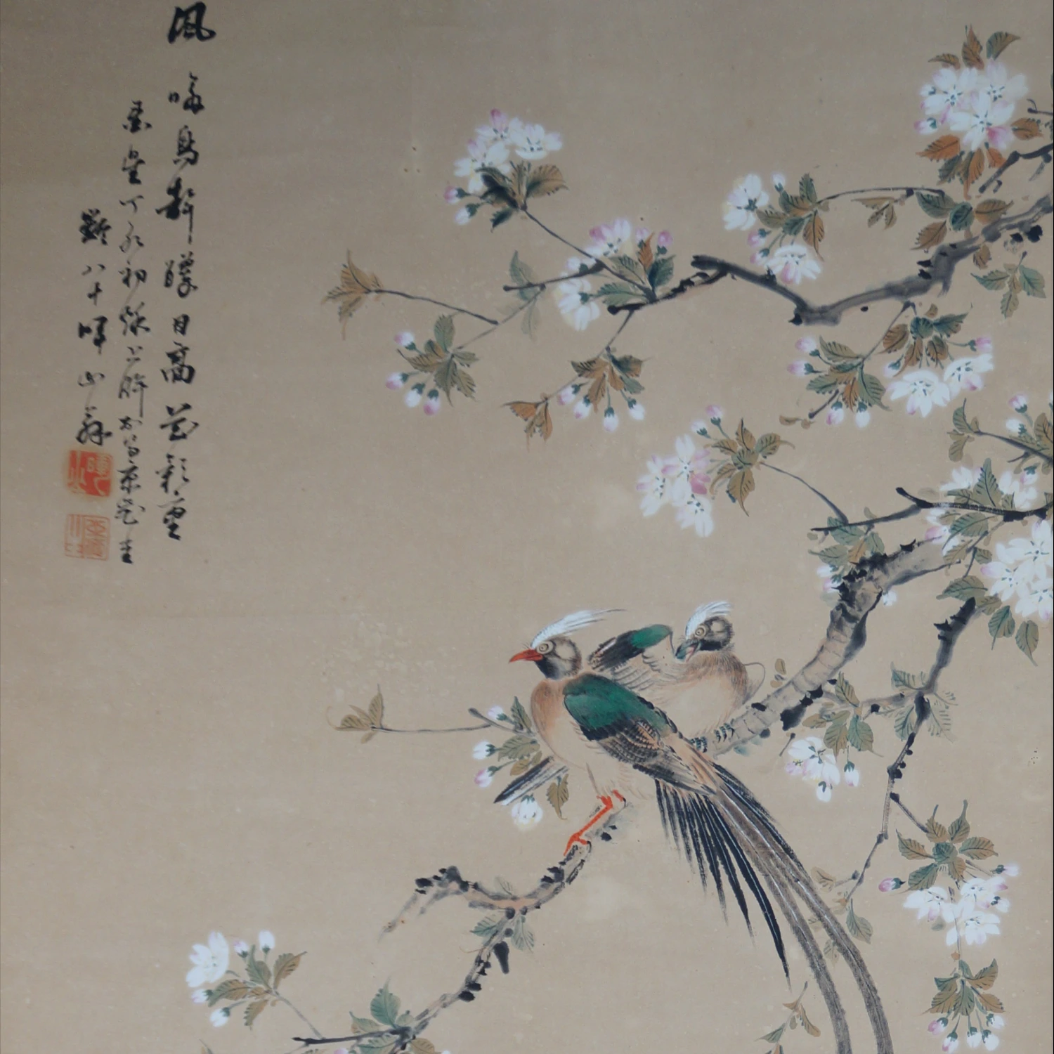 Gesamtmotiv des Kakemono Fruehlingsduett auf bluehendem Ast mit den Voegeln, dem Gedicht und der Kuenstlersignatur, ohne Rahmung