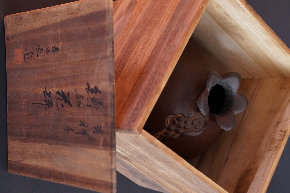 Jarrón Granada de Yoshida en caja de conservación