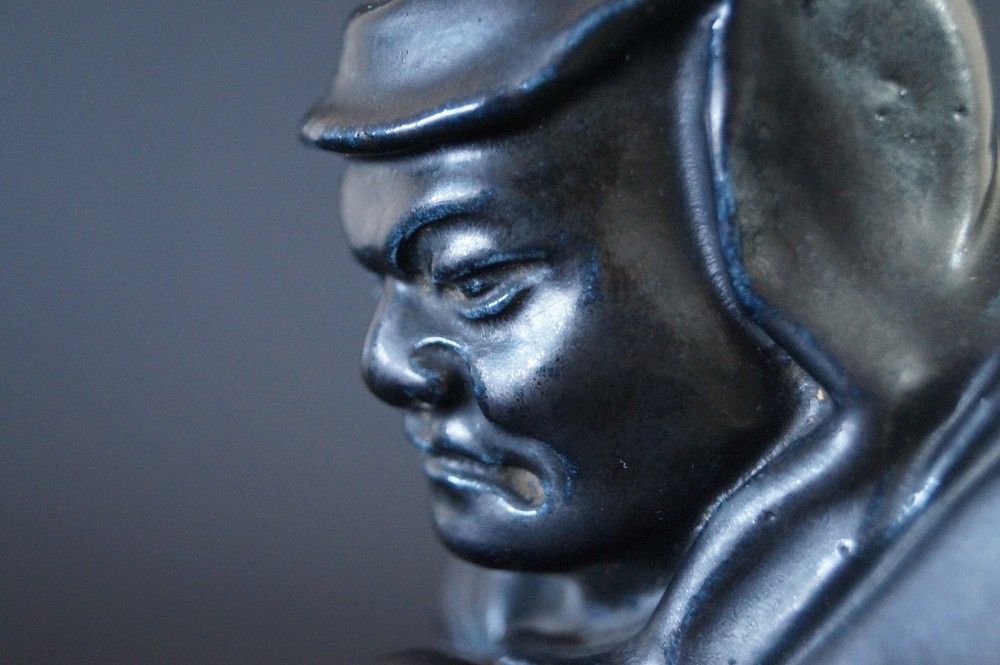 Figura de Bodhidharma Daruma de porcelana negra primer plano del rostro 2