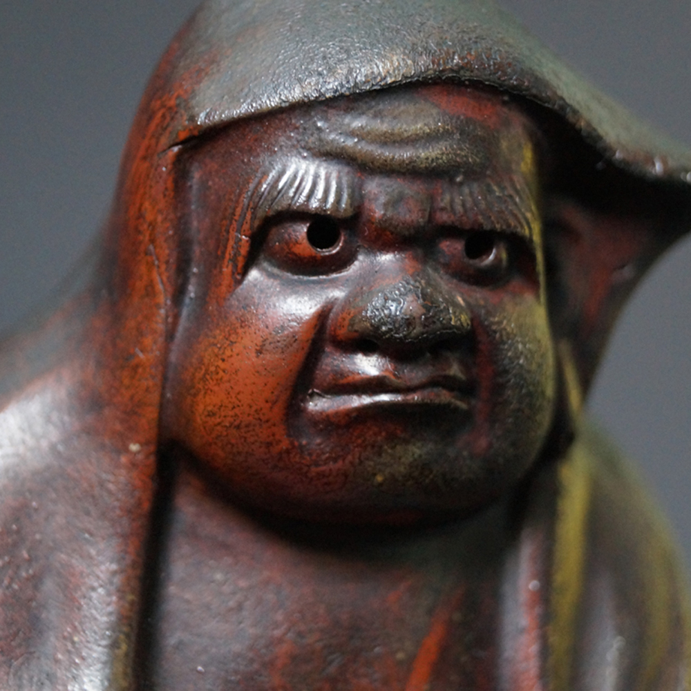 Bodhidharma Daruma Figur aus Bizen-Keramik Motiv Nahaufnahme Vorschau
