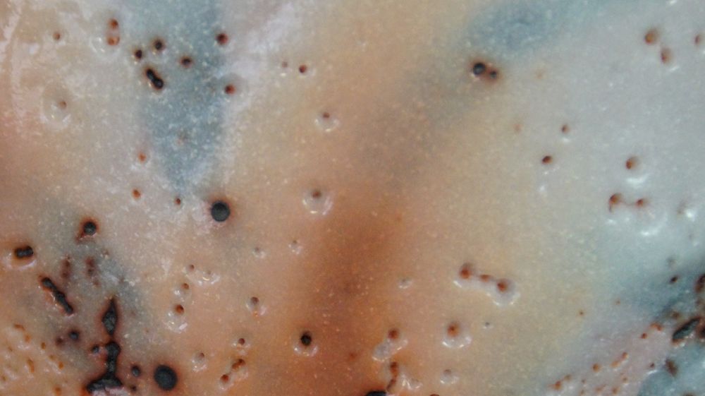 Weitere extreme Nahaufnahme der pastellfarbenen Glasurtextur der Chawan aus Shino-Keramik