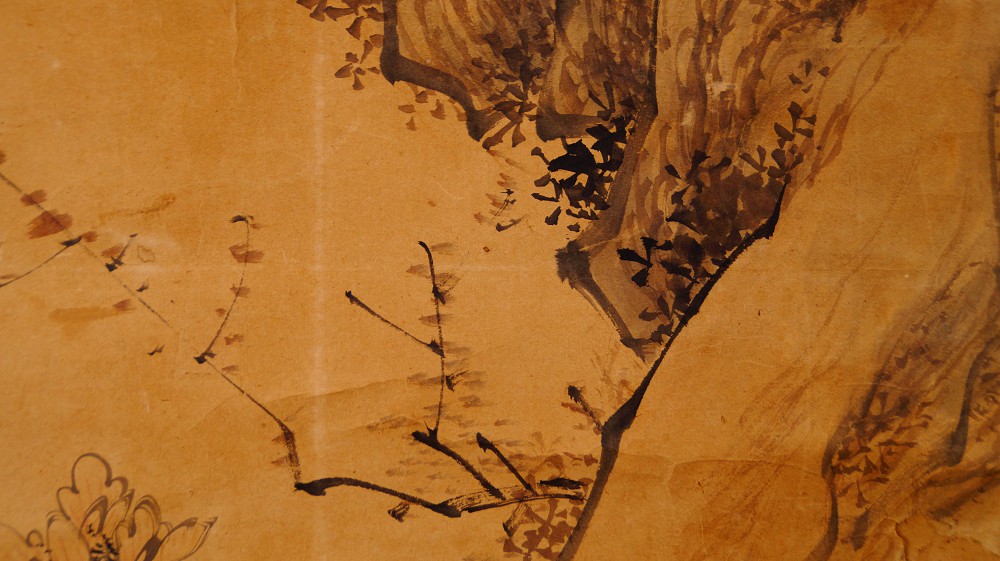 Weitere Nahaufnahme der Felsformation mit Chrysanthemenstauden im Kakemono Reiher auf Fels mit Chrysanthemen von Yamamoto Baiitsu