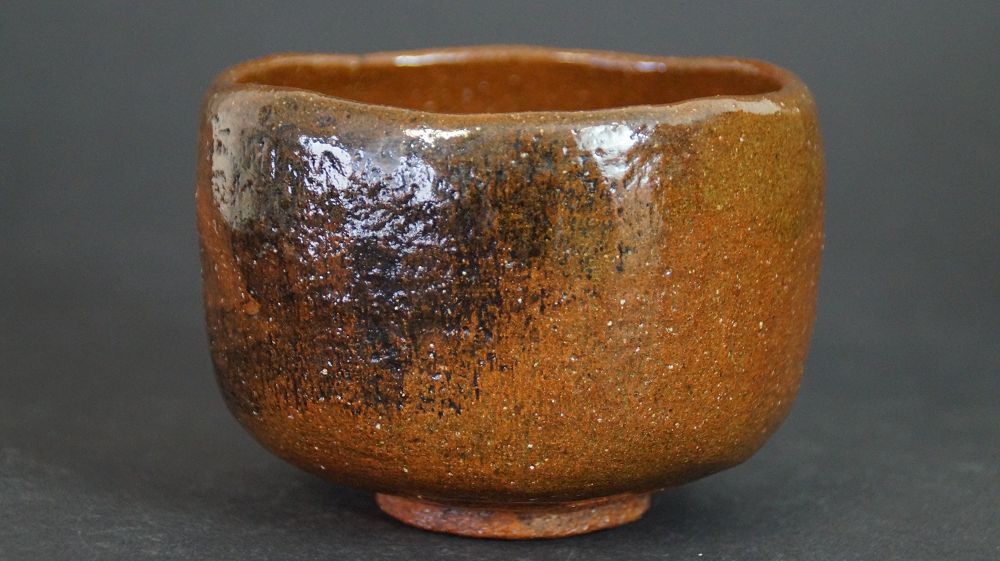Otra vista del chawan de cerámica de Ohi de lado con esmalte marrón miel