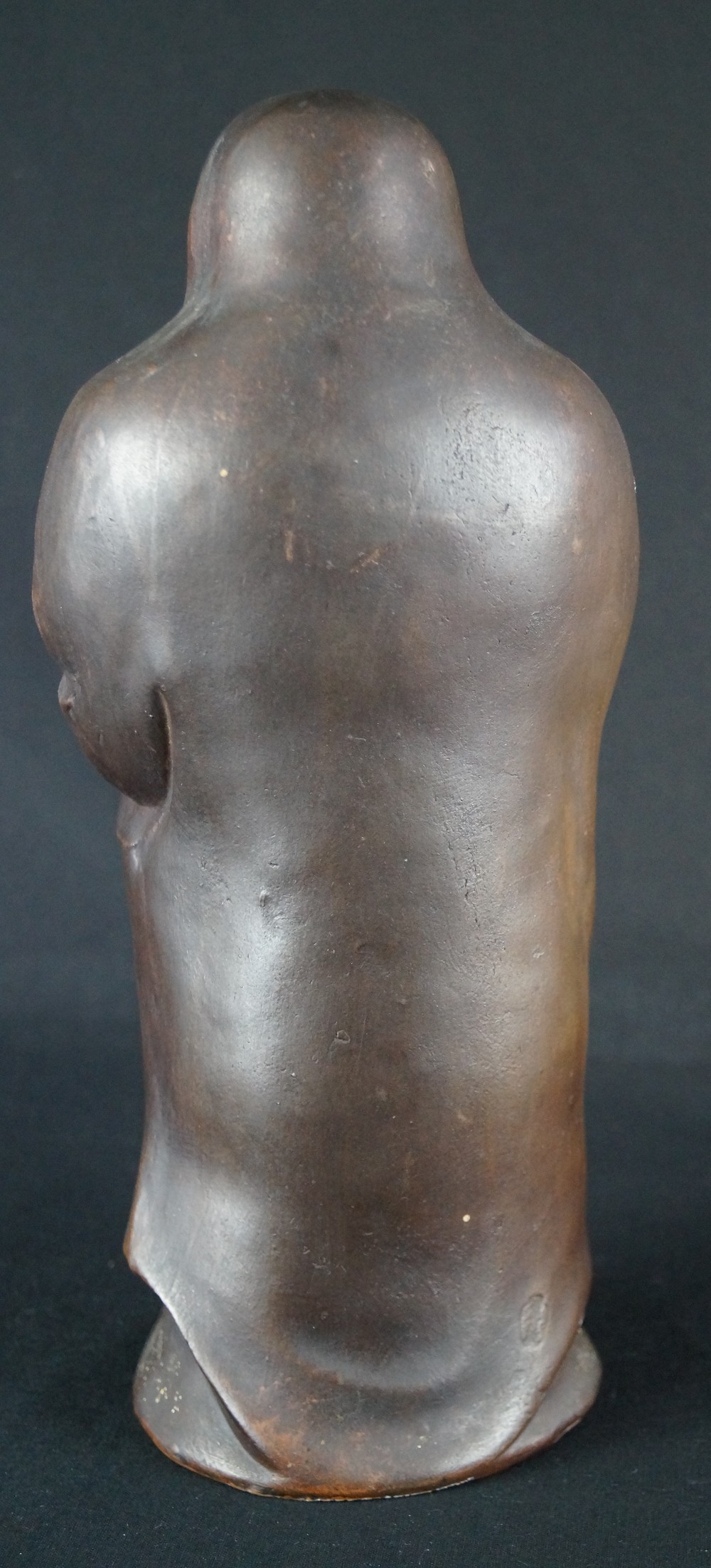 Bodhidharma Daruma nachdenklicher Blick Bizen Keramik Rueckansicht