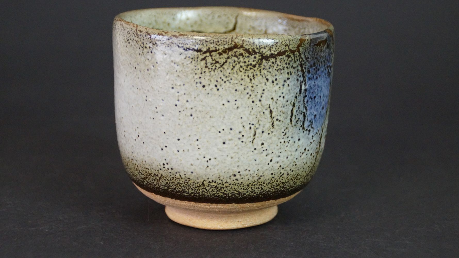 Weitere Ansicht der Chawan Teeschale aus Kyoto-Keramik mit gesprenkelter Craquelé-Glasur