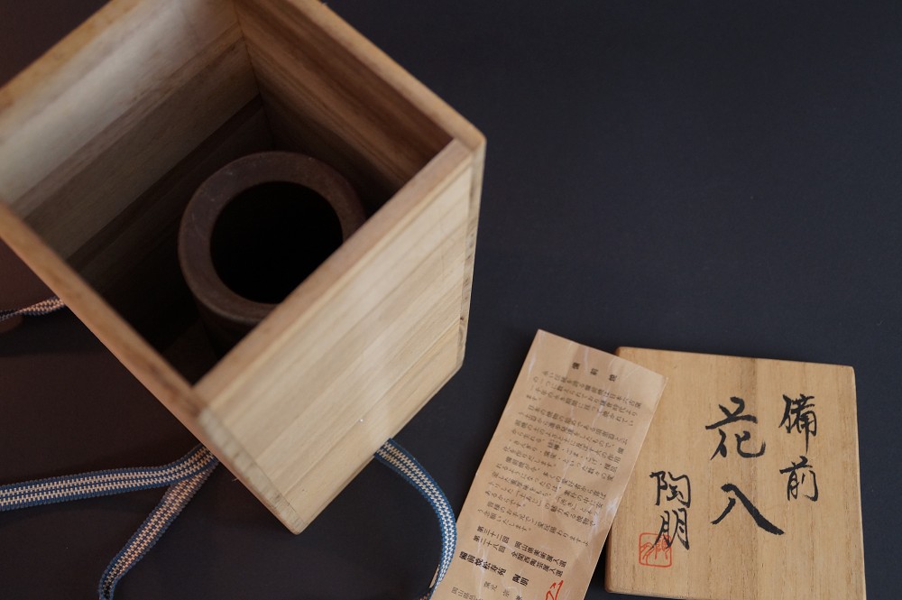 Vaso in ceramica di Bizen di Toho nella scatola di conservazione
