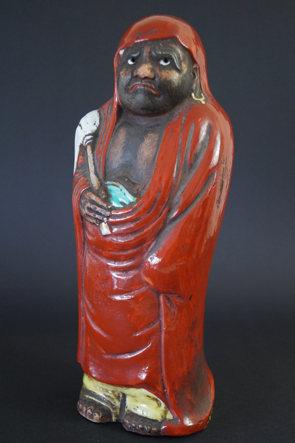 Bodhidharma Daruma Figur aus Kutani Porzellan Frontalansicht