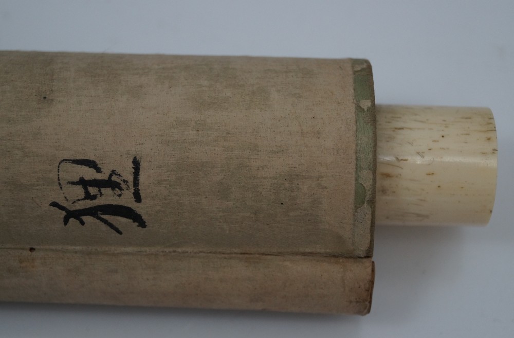 Zwei Waschbaeren und Vollmond Rollstab-Inschrift Nahaufnahme